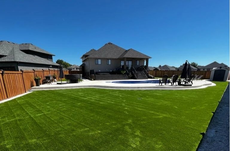 Gorgeous synthetic turf laid in the backyard of a house