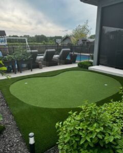 Artificial turf forming a golf ground