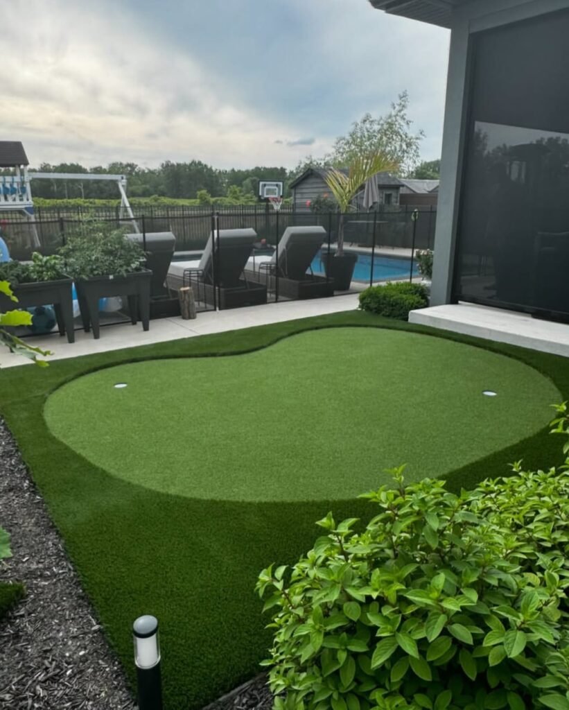 Artificial turf forming a golf ground