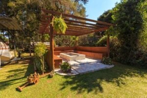 Modern backyard pergola providing shaded outdoor seating.